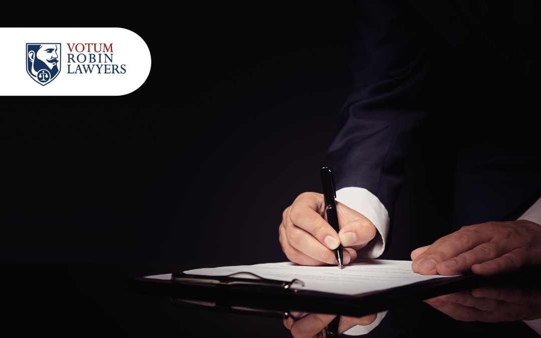 mężczyzna podpisuje dokumenty