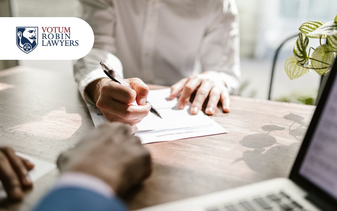 kobieta podpisuje dokumenty