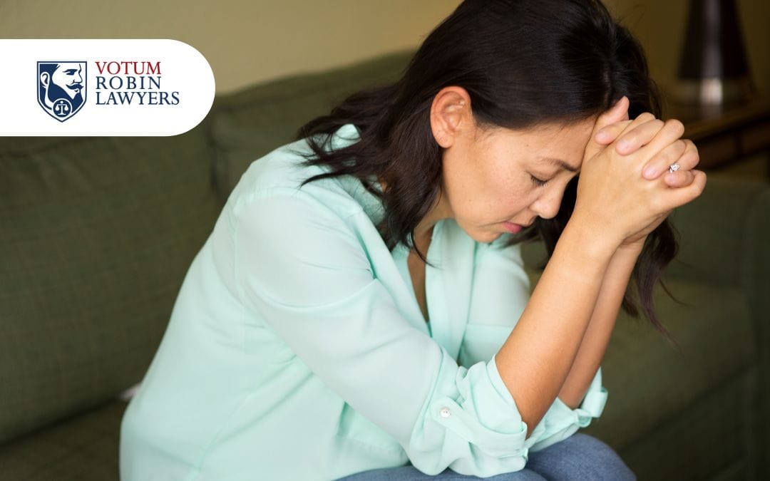 zmartwiona kobieta przykłada splecione dłonie do czoła