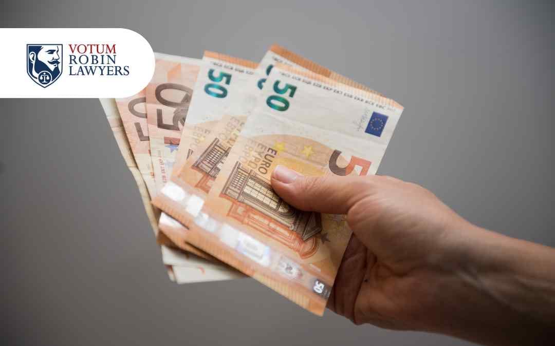Prawnik analizuje umowę kredytową i sporządza notatki przed złożeniem pozwu o unieważnienie kredytu.