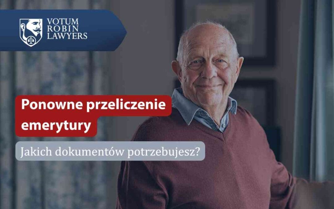 Portret starszego, uśmiechniętego mężczyzny o łysiejącej głowie i jasnych oczach, ubranego w bordowy sweter i koszulę. Senior stoi w jasnym pokoju i patrzy prosto w obiektyw. W lewym górnym rogu znajduje się granatowy logotyp Votum Robin Lawyers. Na zdjęcie nałożono dwa paski informacyjne: czerwony z białym napisami „Ponowne przeliczenie emerytury” oraz szary z pytaniem „Jakich dokumentów potrzebujesz?”.