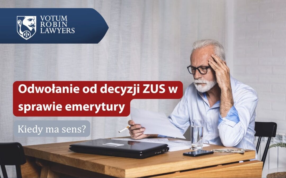 Starszy, brodaty mężczyzna w okularach siedzi przy drewnianym stole i z zatroskaną miną analizuje trzymany w ręku dokument, podpierając głowę drugą dłonią. Na stole leży zamknięty laptop, szklanka wody oraz banknoty. W lewym górnym rogu znajduje się granatowy logotyp Votum Robin Lawyers. Na zdjęcie nałożono dwa paski: czerwony z białym napisem „Odwołanie od decyzji ZUS w sprawie emerytury” oraz szary z pytaniem „Kiedy ma sens?”.