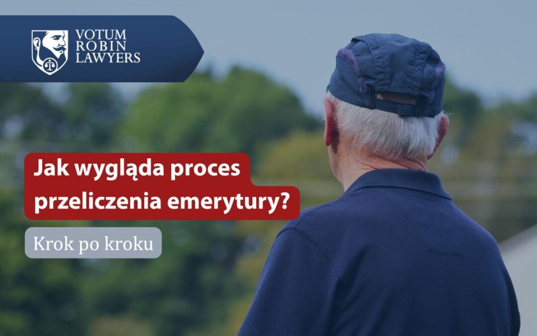 Zbliżenie na dłoń trzymającą długopis i wypełniającą dokument umieszczony na podkładce z klipsem. W prawym rogu widoczny jest rozmyty fragment twarzy osoby piszącej. Na grafikę nałożone dwa granatowe paski z białymi napisami: „PROTOKÓŁ POWYPADKOWY” oraz „CZYM JEST I KIEDY GO SPORZĄDZIĆ?”. W lewym dolnym rogu logotyp kancelarii Mędrecki Wilk i Wspólnicy.