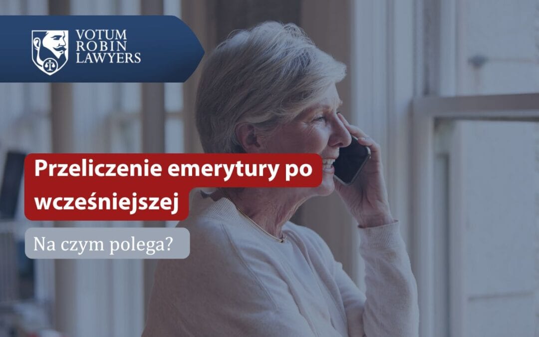 Profil dojrzałej, uśmiechniętej kobiety o jasnych, krótkich włosach rozmawiającej przez telefon przy oknie. W lewym górnym rogu widoczny jest granatowy logotyp Votum Robin Lawyers. Na zdjęcie nałożono dwie belki informacyjne: czerwoną z białym napisem „Przeliczenie emerytury po wcześniejszej” oraz szarą z pytaniem „Na czym polega?”.