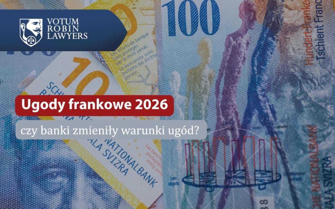 Zbliżenie na detale banknotów franków szwajcarskich, w tym widoczny fragment niebieskiego banknotu o nominale 100 franków oraz żółtego o nominale 10 franków. W lewym górnym rogu znajduje się granatowy logotyp Votum Robin Lawyers. Na grafikę nałożono dwa paski informacyjne: czerwony z białym napisem „Ugody frankowe 2026” oraz szary z pytaniem „czy banki zmieniły warunki ugód?”.