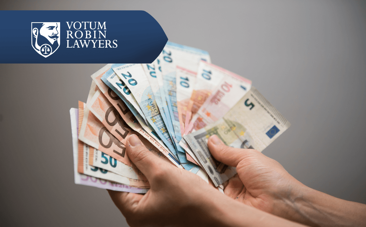 Obrazek przedstawia plik euro o różnych nominałach 