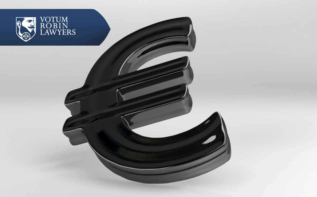 Trójwymiarowy, czarny, błyszczący symbol waluty Euro (€) na jasnym tle.